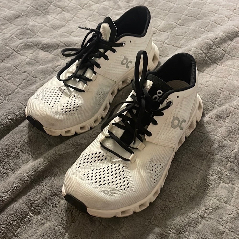 OnCloud Cloud X, Womens size 6, white with black laces